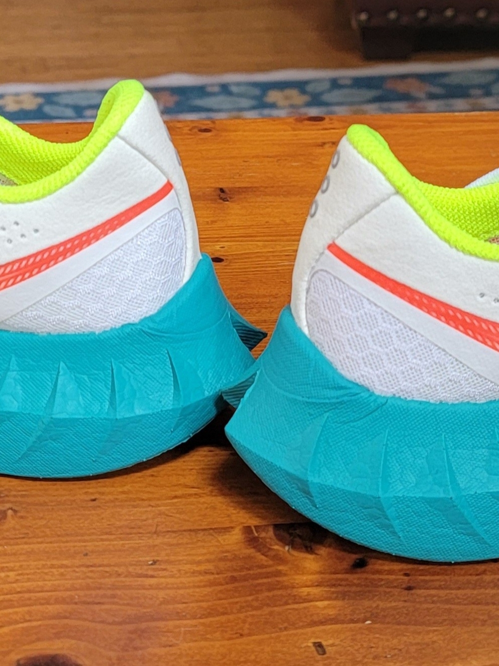 Saucony Endorphin Pro 4 Running Shoe White Teal S10939-97 - Picture 3 of 5